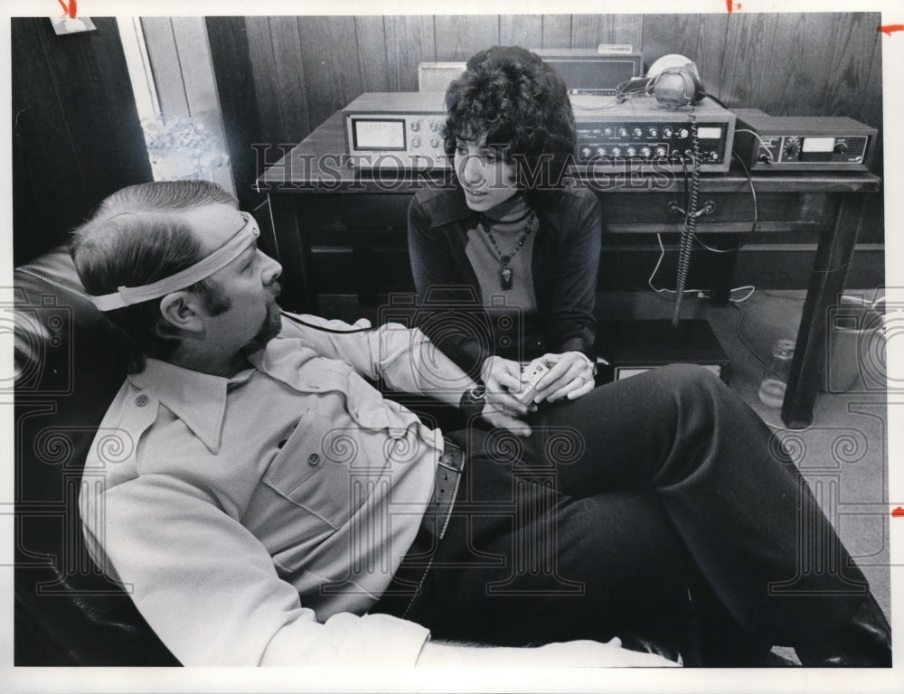 1977 Press Photo David Perelman &amp; Adele Greenfield Use The Temperature Trainer - Historic Images