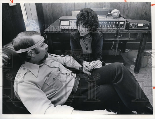 1977 Press Photo David Perelman & Adele Greenfield Use The Temperature Trainer - Historic Images