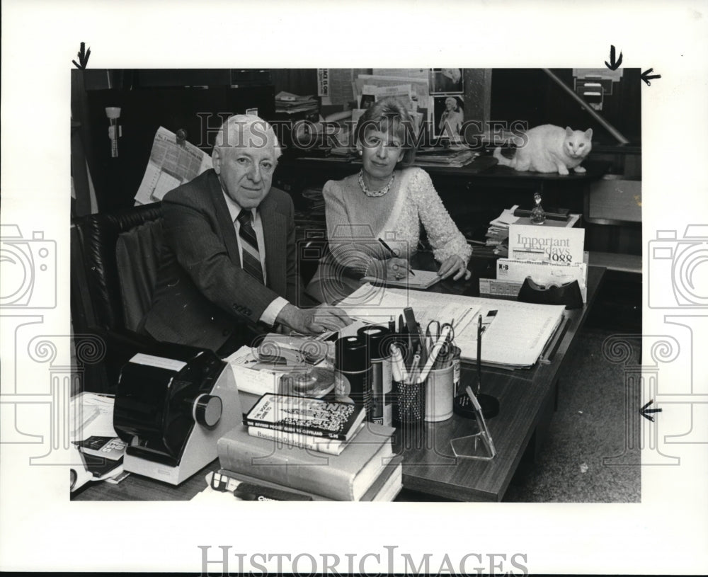 1985 Press Photo Herb and Gloria Greenwald at Home in Chamber of Commerce Office - Historic Images