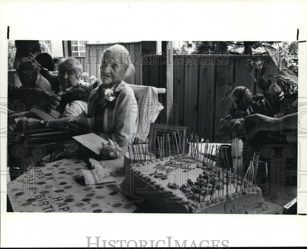 1990 Press Photo Mary Greitzer Celebrates 106th Birthday at Metro Health Center - Historic Images