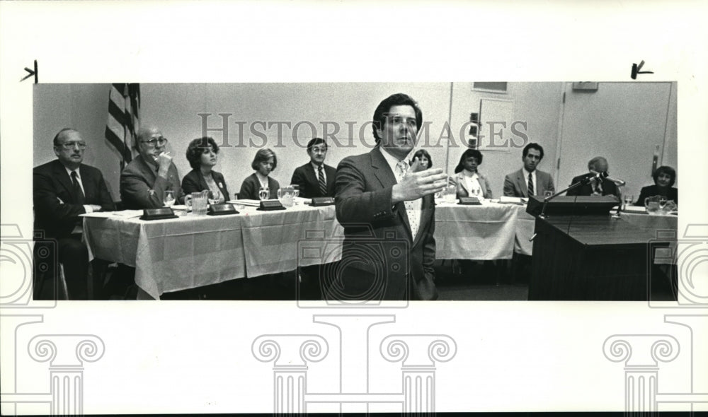 1986 Press Photo County Commissioner Tim Hagan addressed the crowd - Historic Images