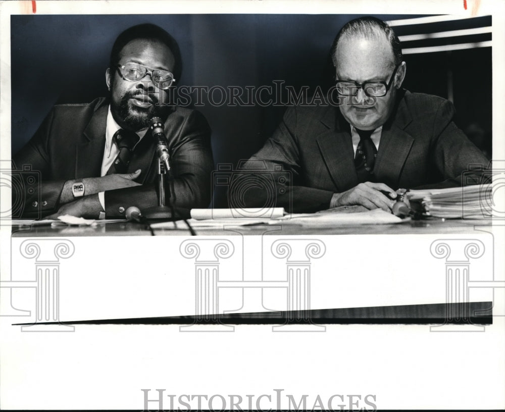 1981 Press Photo Mgr. Edward T. Gilliam III w/ Pres. of RTA Leonard Ronis - Historic Images