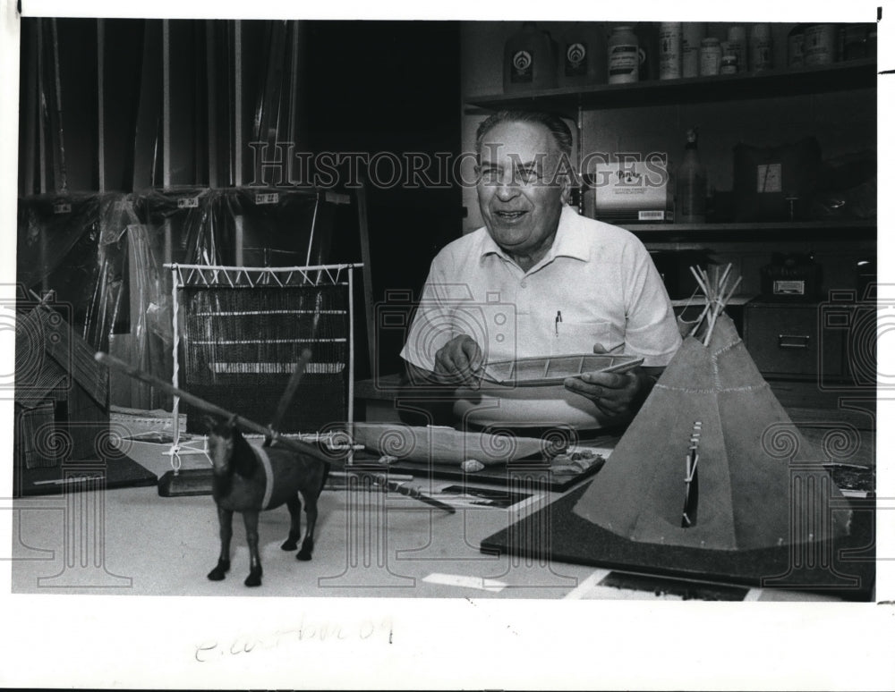 1989 Press Photo Robert C. Gilbert holding up one of the models for museums - Historic Images