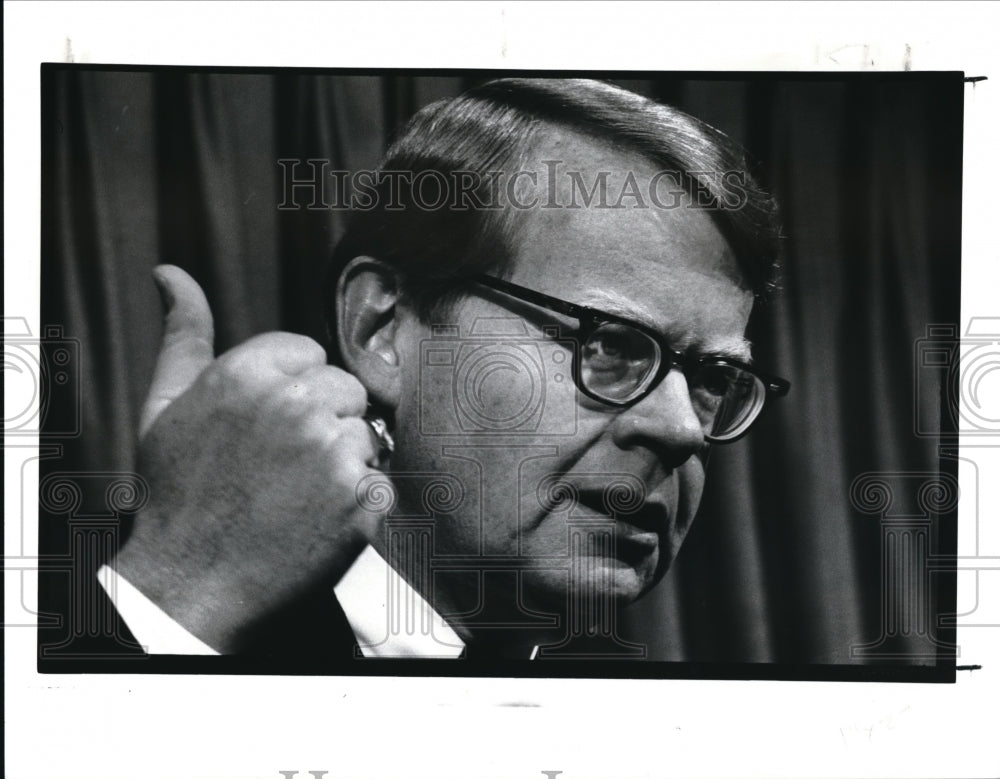 1988 Press Photo Joseph Gorman President of TRW speak at the  City Club - Historic Images