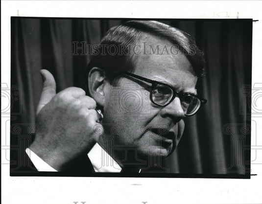 1988 Press Photo Joseph Gorman President of TRW speak at the  City Club - Historic Images