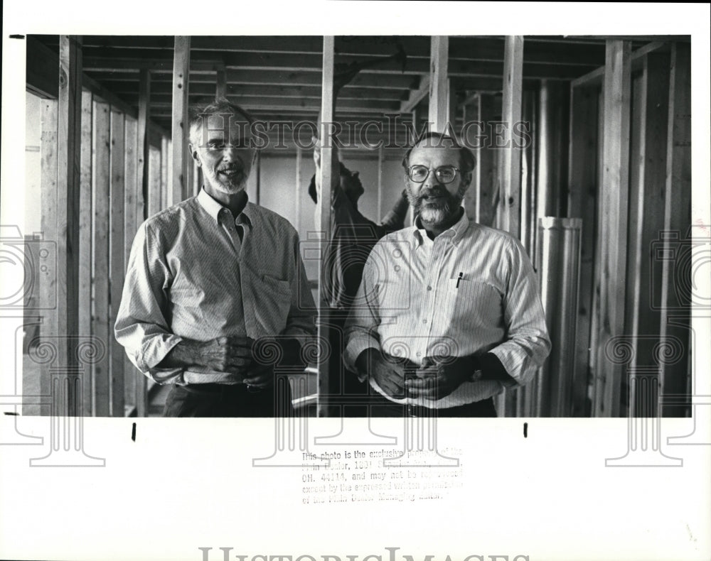 1988 Press Photo Developer Chester Giltz &amp; Parter inside the Murray Hill School - Historic Images