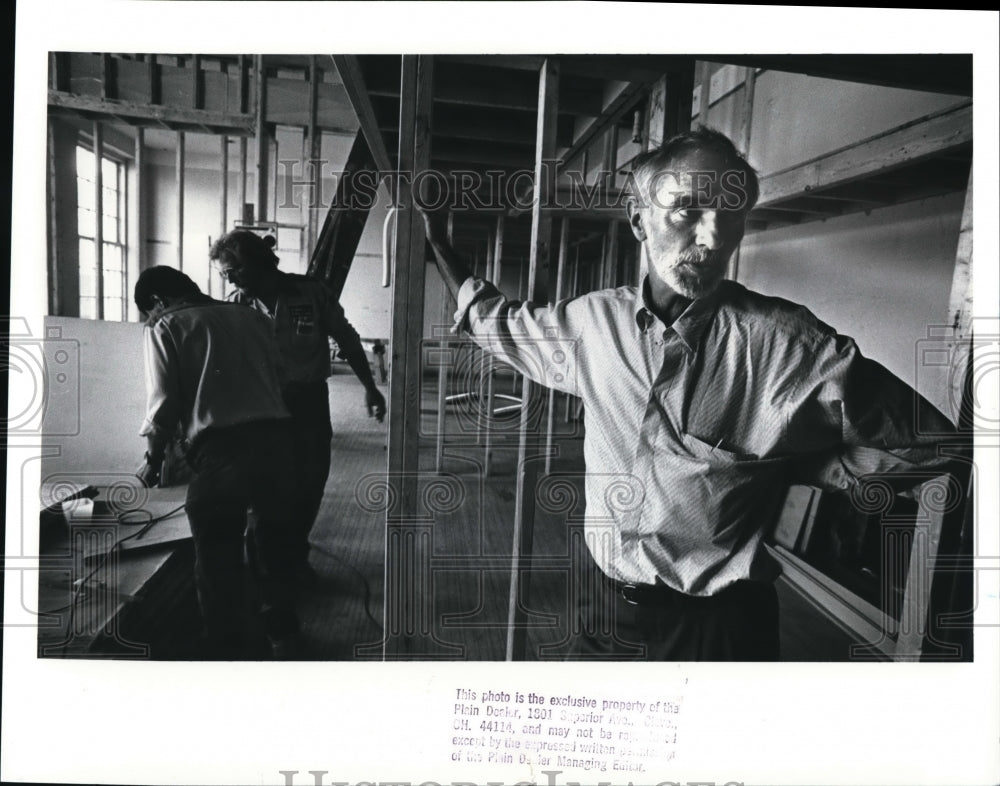 1988 Press Photo Developer Chester Giltz checks the work at Murray Hill School - Historic Images