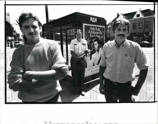 1987 Press Photo Marvin Gilmore owner of A & A Glass with his employees. - Historic Images