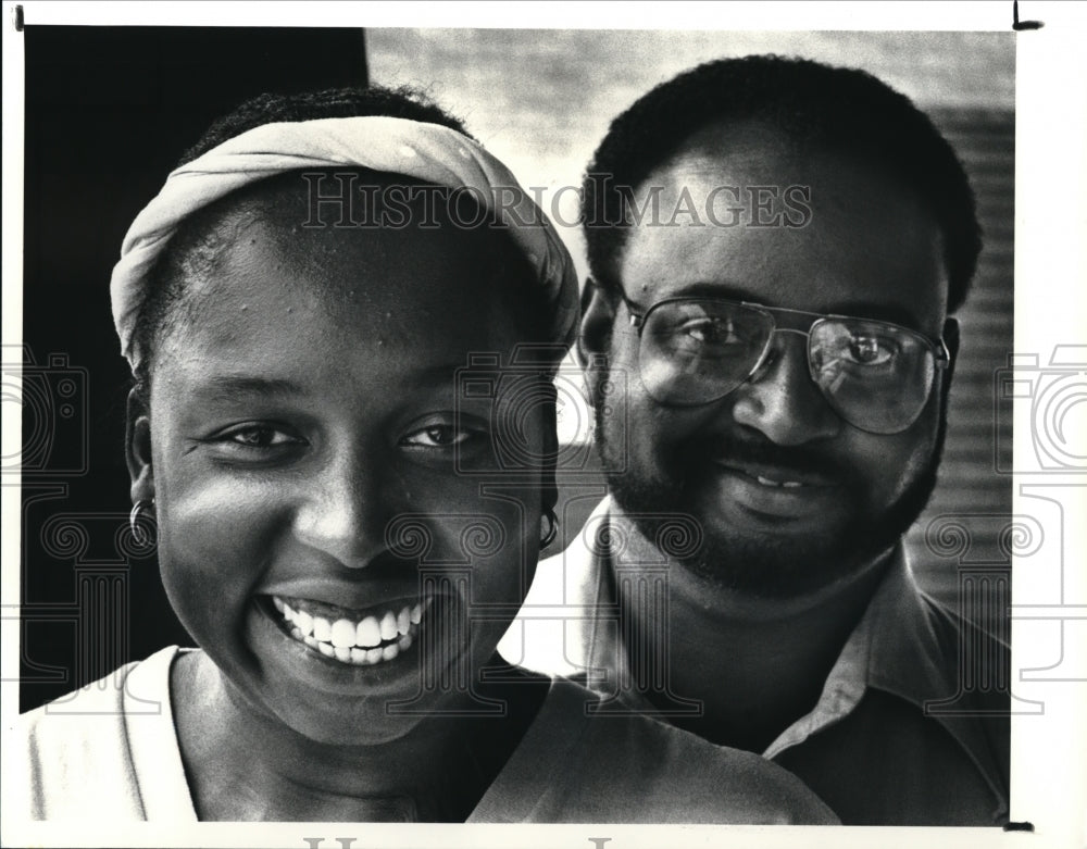 1988 Press Photo Dianthia and Thomas Gilmore on backyard for children - Historic Images