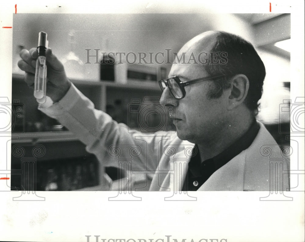 1980 Press Photo Russian immigrant Yefin Golub at the Northeast Ohio University - Historic Images