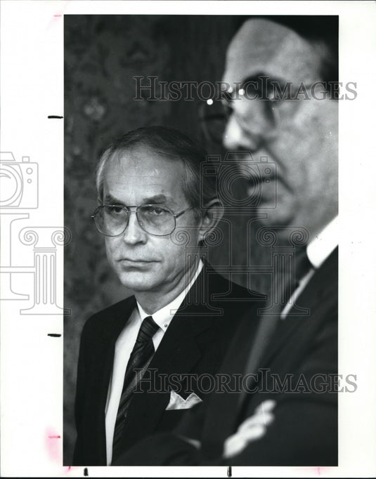 1989 Press Photo Broadview Savings Bank Chair. William F. Ford and Allan Whitney - Historic Images