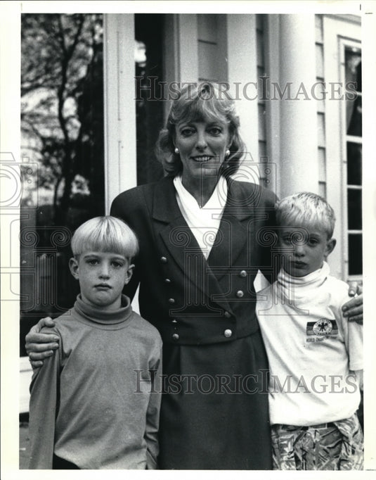1991 Press Photo Jan Gift, a working mother with her sons Ben and Bryan - Historic Images