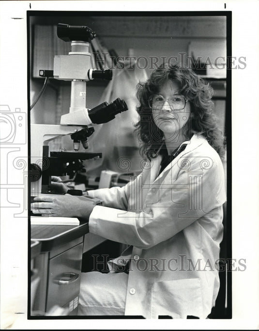 1988 Press Photo Wendy L. Golden, Dir. of Cytogenetics in Genetic Center at CWRU - Historic Images