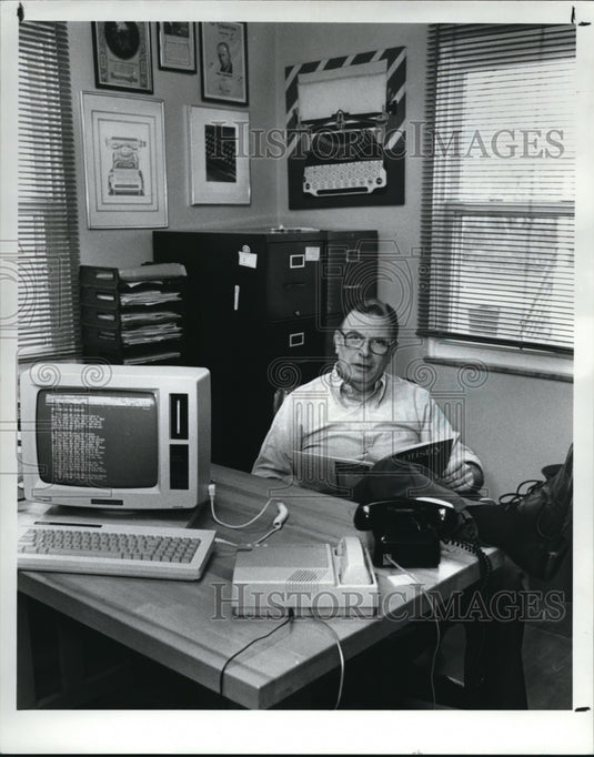 1989 Press Photo Marv Gisser has his own PR business from his home office - Historic Images