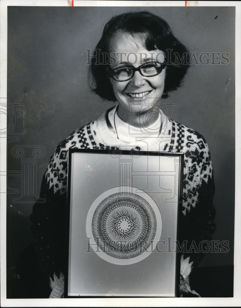 1977 Press Photo Myrlin von Glahn, with her &quot;Spectral Alphabet&quot; - Historic Images