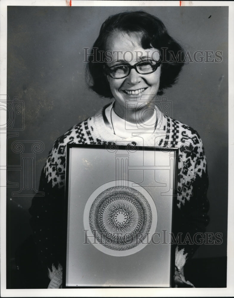 1977 Press Photo Myrlin von Glahn, with her "Spectral Alphabet" - Historic Images