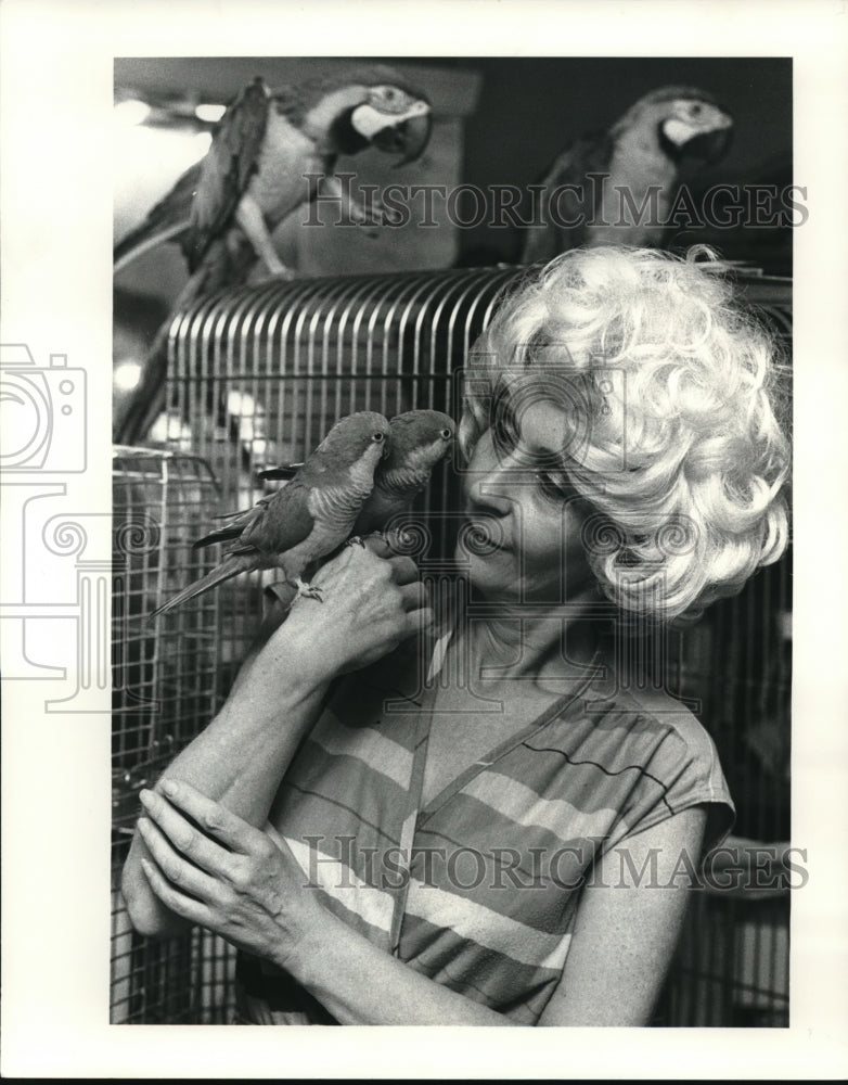 1981 Press Photo Lorraine B. Greene with her bird friends - Historic Images