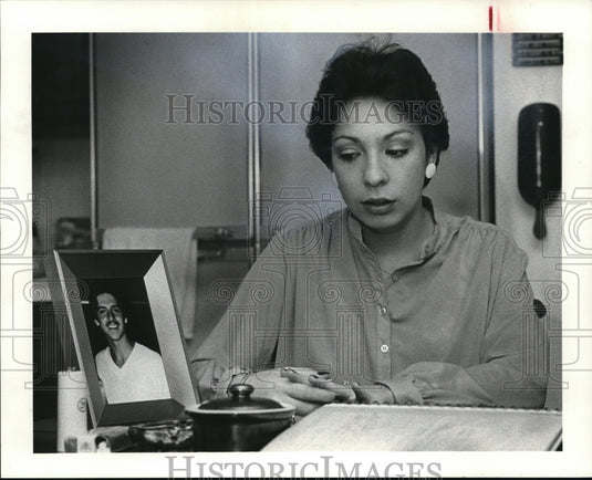 1979 Press Photo Monica Guido talks about her dead husband in picture - Historic Images