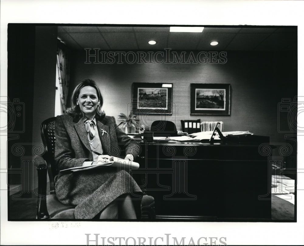 1985 Press Photo Sally Gries, president of Gries Investments, in her office - Historic Images