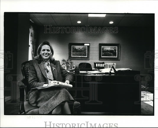 1985 Press Photo Sally Gries, president of Gries Investments, in her office - Historic Images