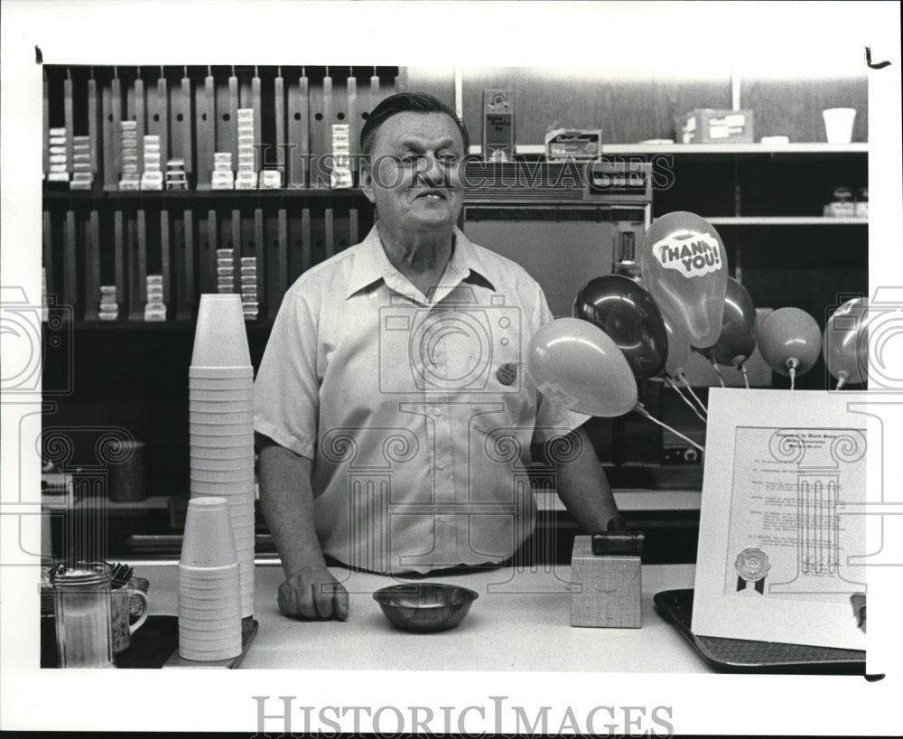 1987 Press Photo Jim Green of Snack Bar Retires at U.S. District Courthouse - Historic Images