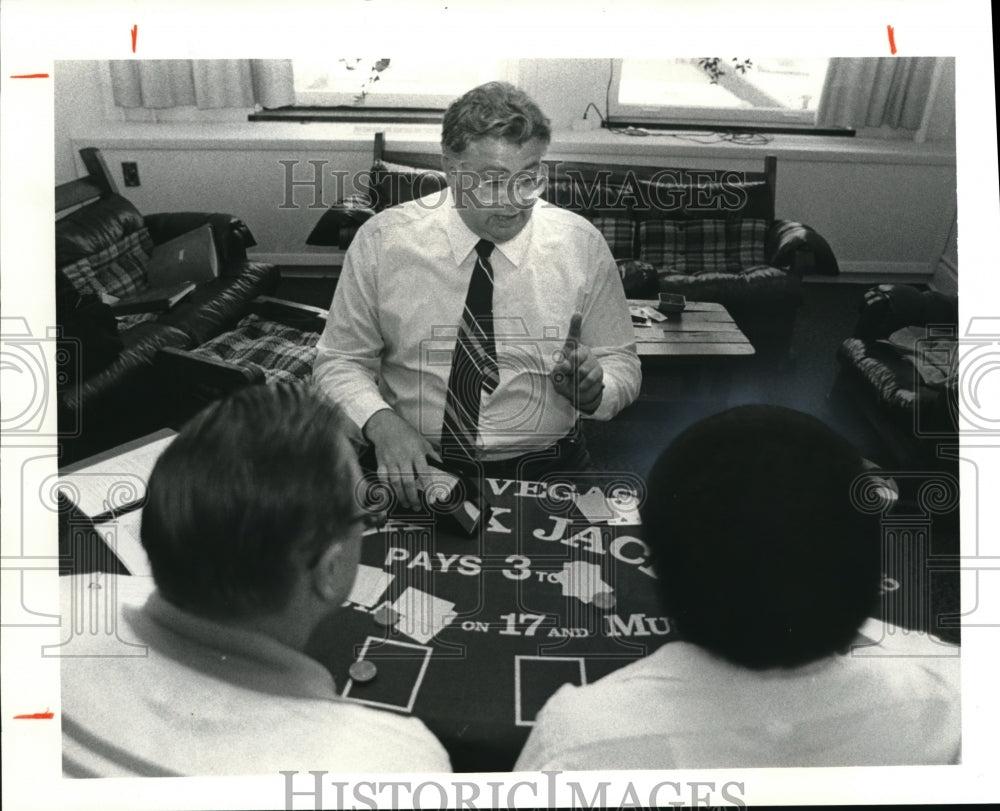 1981 Press Photo William P. Green Teaches Class on Blackjack - Historic Images