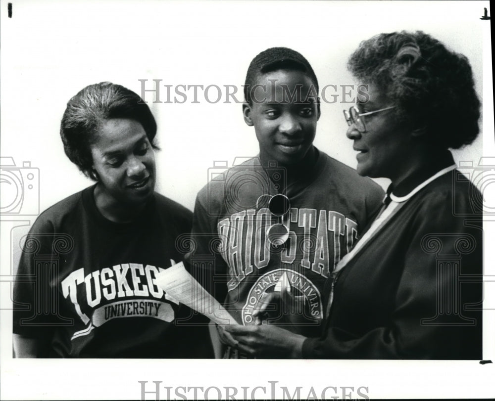 1988 Press Photo Dr. Wanda J. Green with Dorothy &amp; Calvet Dessau, Back to School - Historic Images