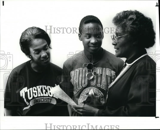 1988 Press Photo Dr. Wanda J. Green with Dorothy & Calvet Dessau, Back to School - Historic Images