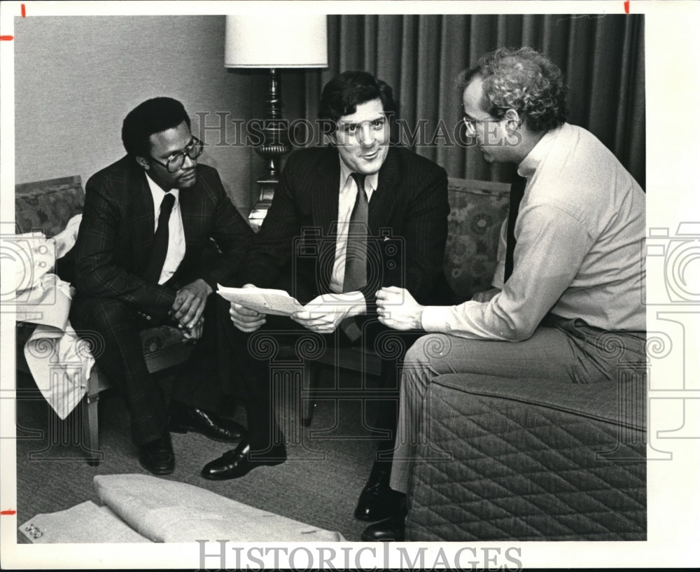 1980 Press Photo Earl Turner, Tim Hagan and Ed Feighan Talking - Historic Images