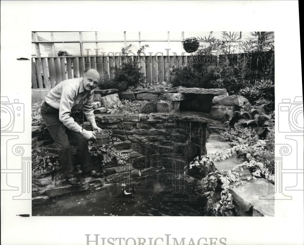 1983 Press Photo Member of the Cleveland 200 Stuff, Stamley Guise and waterfall - Historic Images