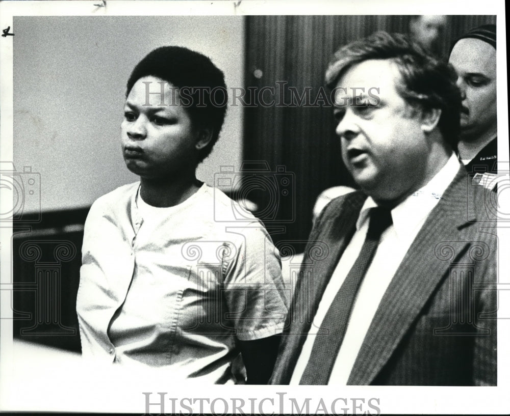 1982 Press Photo Monique Gunter ran down 5 pedestrian in Court with his Atty. - Historic Images
