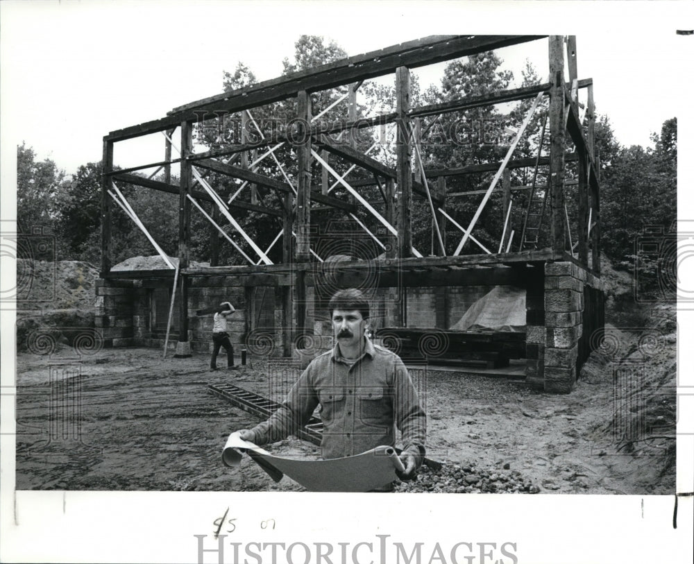 1989 Press Photo Randy Guyette at Tom Hurter House being built on Mill Rd. - Historic Images