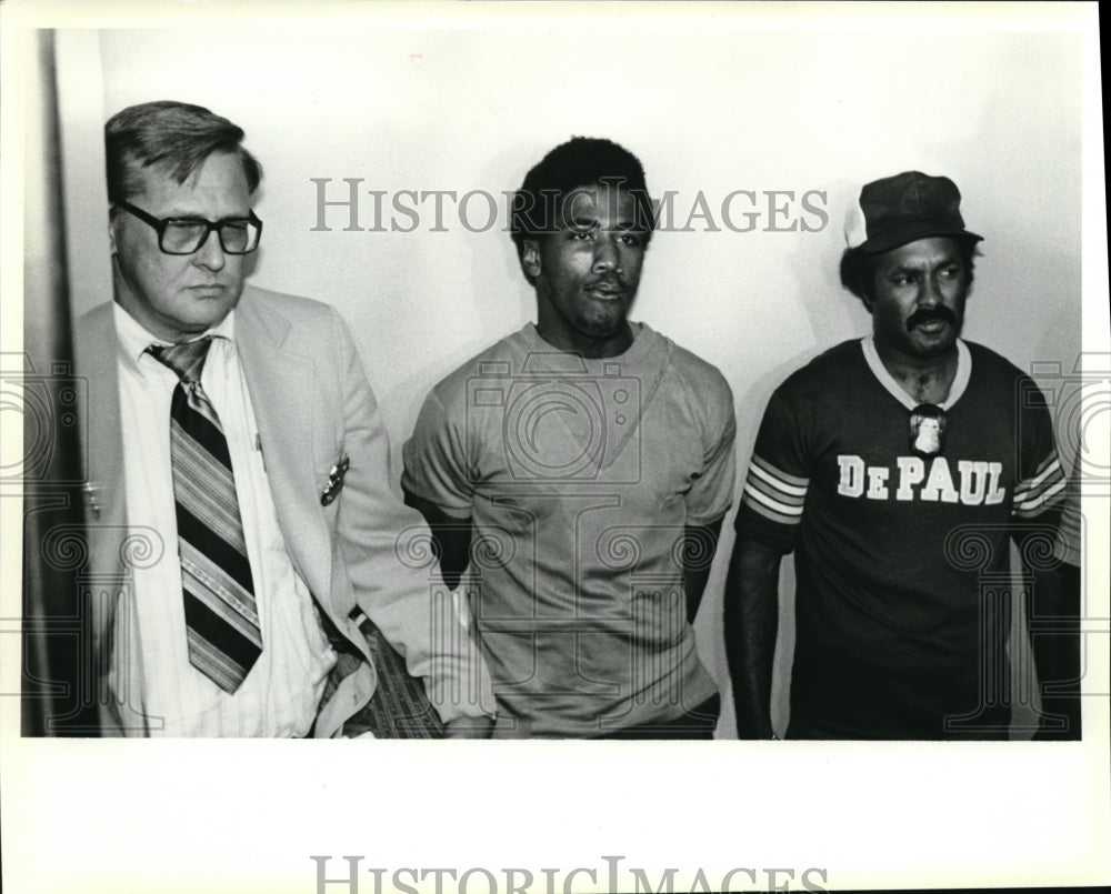 1979 Press Photo Melvin Guyon of Cleveland FBI with men arrested - Historic Images