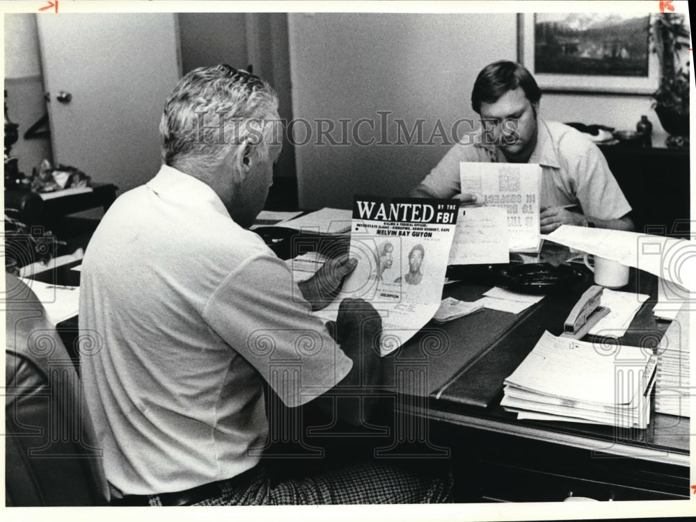 1979 Press Photo Melvin Guyon at FBI Cleveland Office looks at ten most wanted - Historic Images