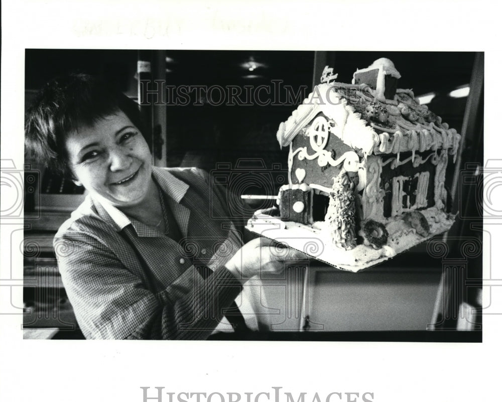 1986 Press Photo The two year old ginger bread house hold by Frieda Haab - Historic Images