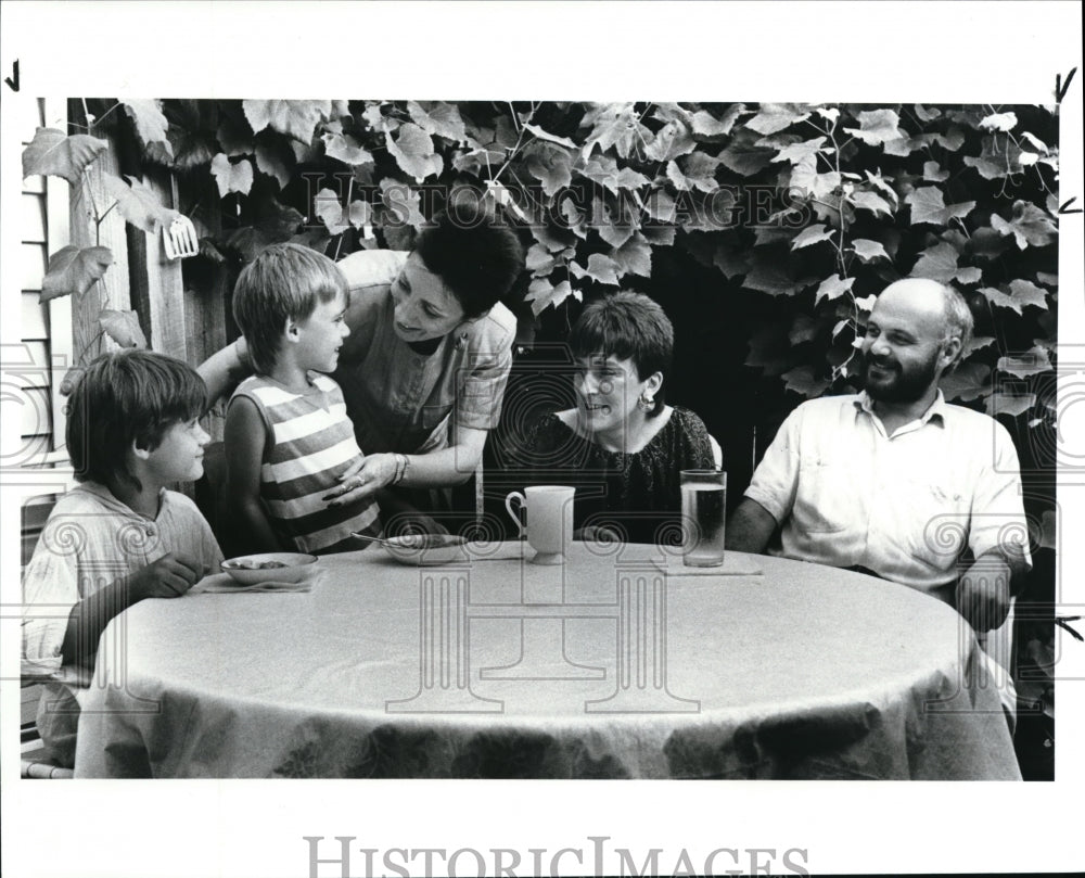 1989 Press Photo Ice cream from Gerta Lestock to Little Joana and Lucasz - Historic Images