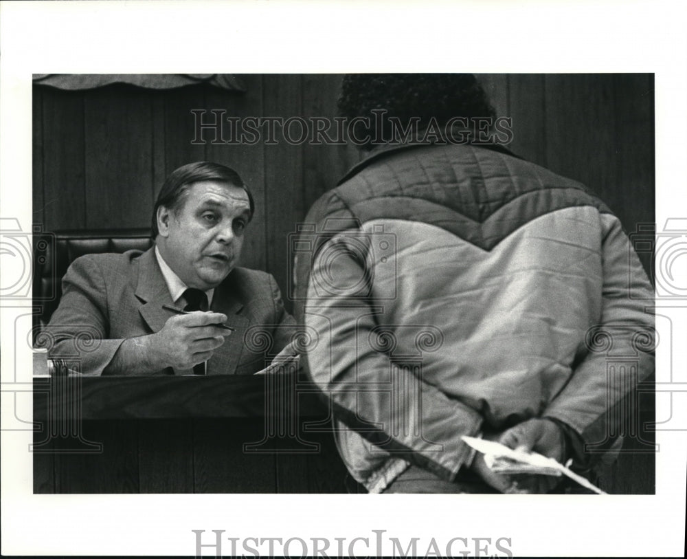 1984 Press Photo Mayor John G. Haba of Oakwood hold court in the city hall - Historic Images