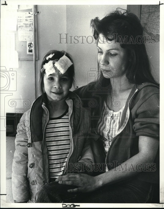 1988 Press Photo Janet Gulas w/ Mandi who was attacked by a German Shepard dog - Historic Images