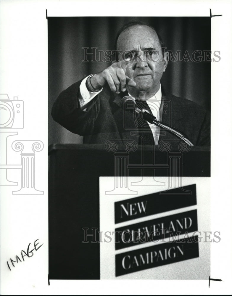 1989 Press Photo Pollster Lou Harris takes questions about his companies poll - Historic Images