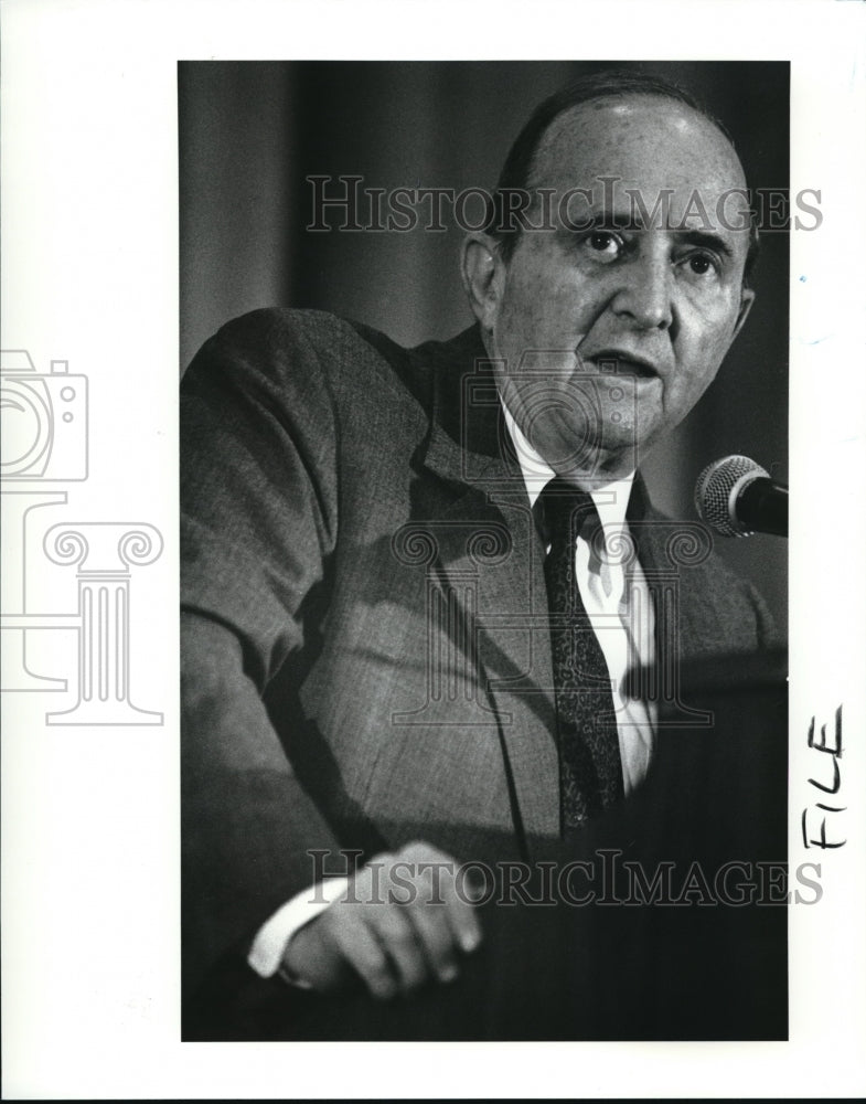 1989 Press Photo Pollster Lou Harris answers questions about the Cleveland pool - Historic Images