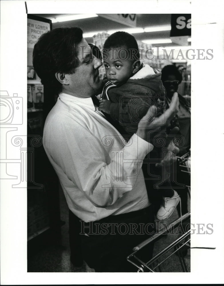 1989 Press Photo Tim Hagan&#39;s campaign trip at the Edward&#39;s Groceries - Historic Images