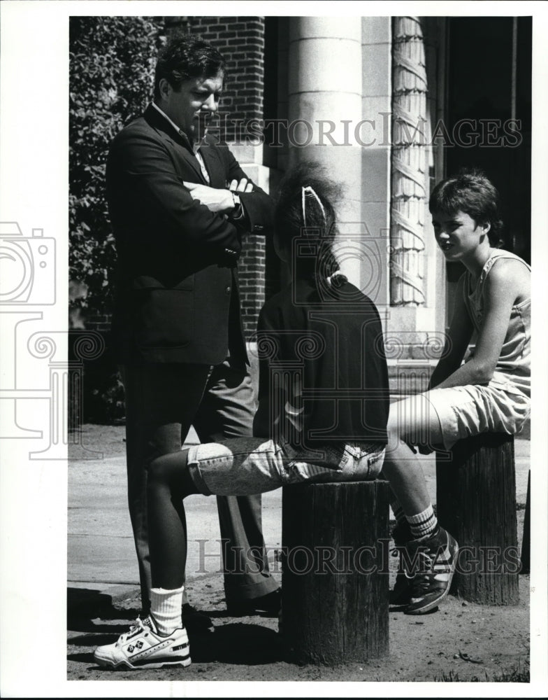 1989 Press Photo A talk between Mayoral candidate Tim Hagan and two young boys - Historic Images