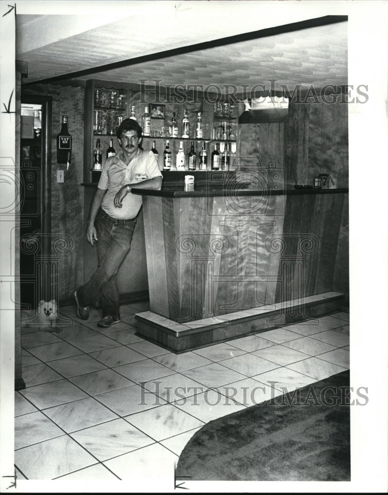 1986 Press Photo Dan Haas and his ceramic tile - Historic Images