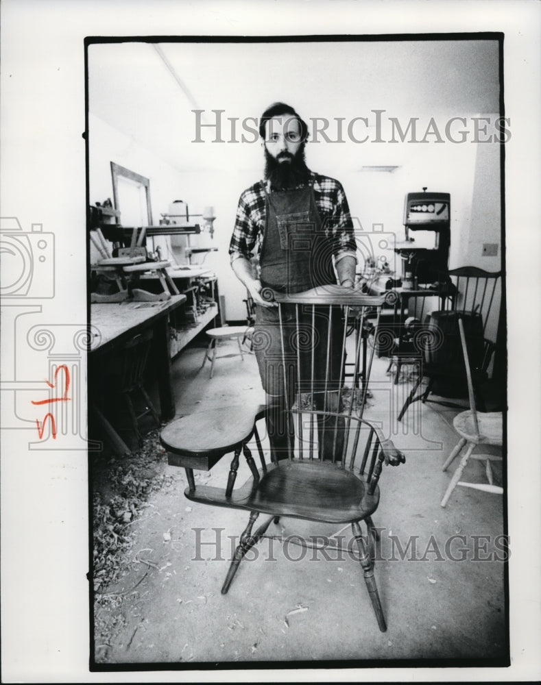 1978 Press Photo  A furniture maker, Richard Grell shows his finished chair - Historic Images