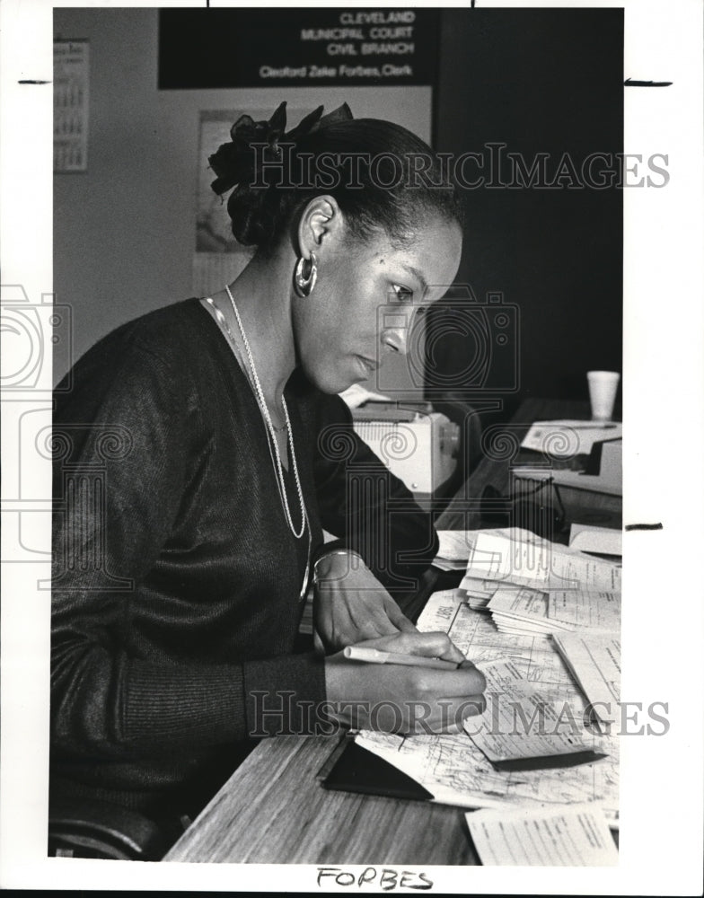 1987 Press Photo Beverly Greer fills up the check - Historic Images