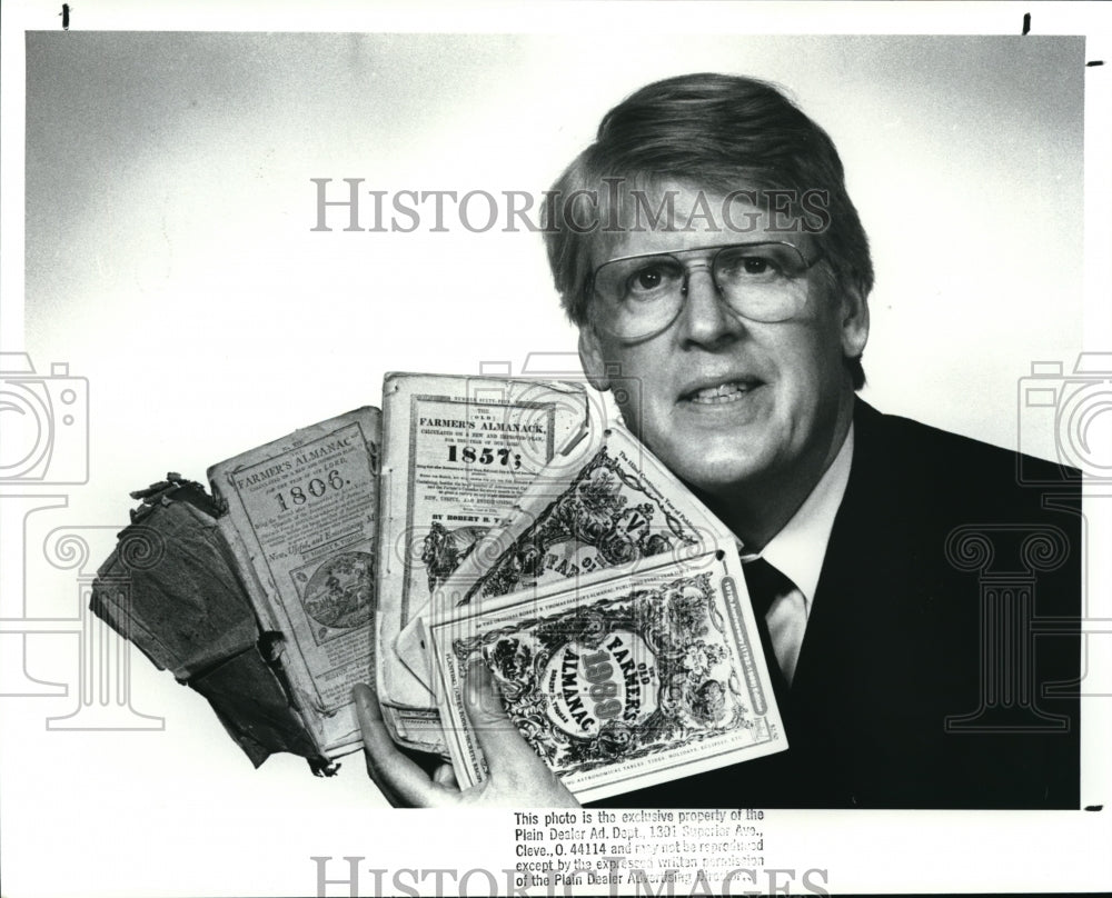 1988 Press Photo The Editor of The farmers Almanac Judson Hale - Historic Images