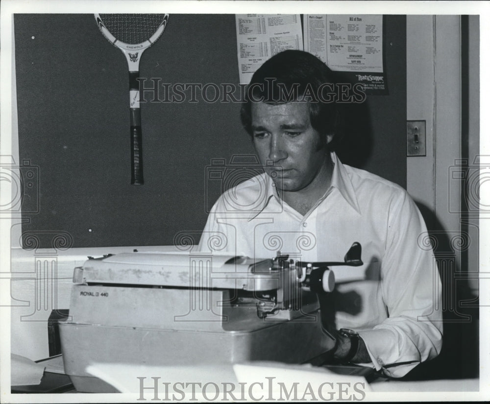 1975 Press Photo The City Camera News co anchorman Jim Hale - Historic Images