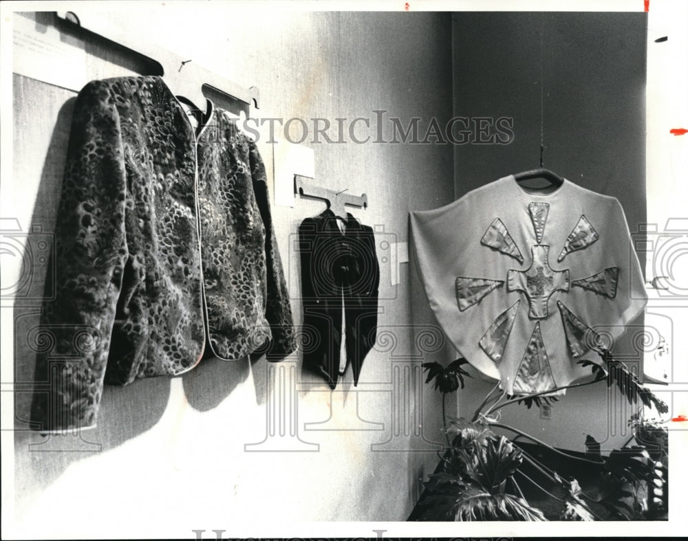 1981 Press Photo Art clothing at the Ross Widen gallery by Dorothy Goodwill - Historic Images