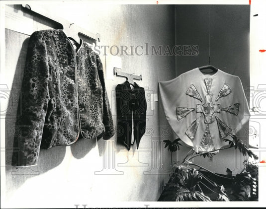 1981 Press Photo Art clothing at the Ross Widen gallery by Dorothy Goodwill - Historic Images