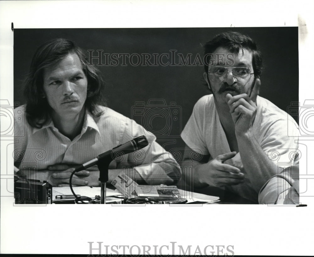 1989 Press Photo Wills Graves Jr. &amp; Thomas O Conner show anger at fire company - Historic Images